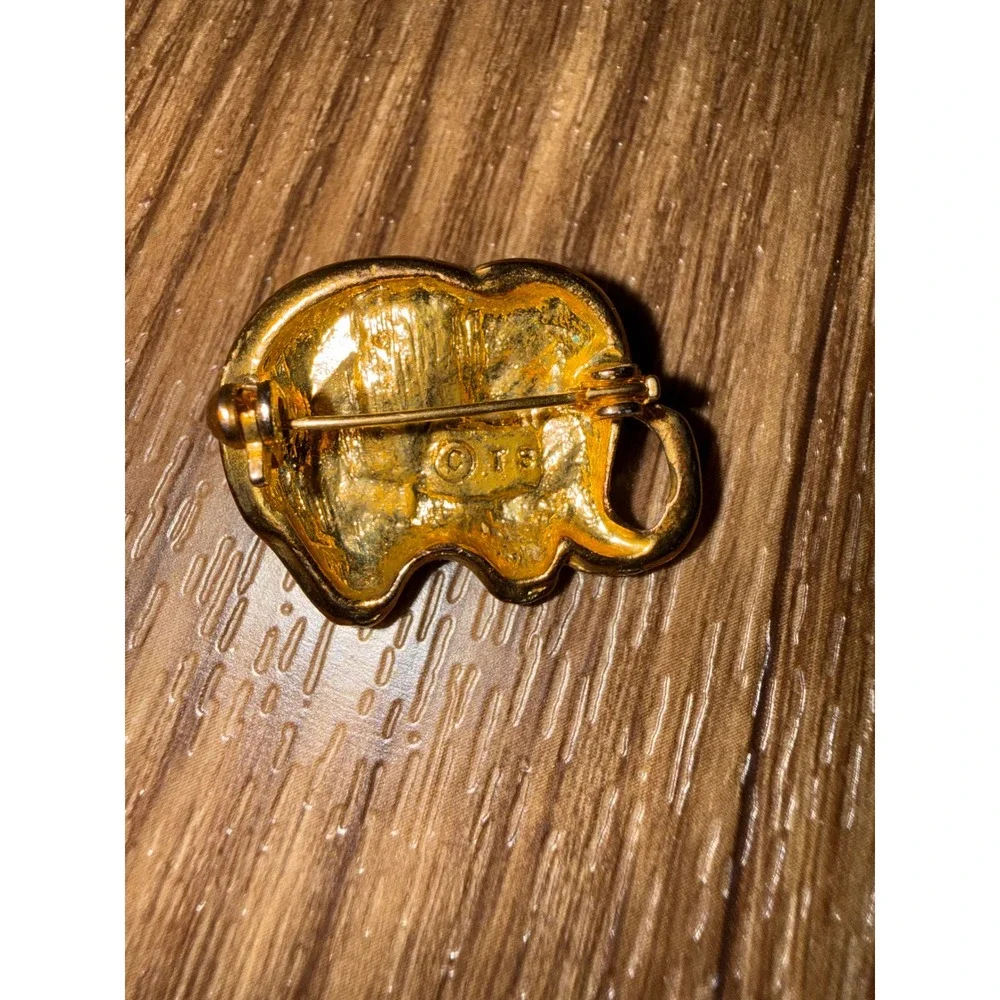 Vintage TS Gold Tone Elephant Brooch Pin with Carved Scarab Beetle‎ Inlay
